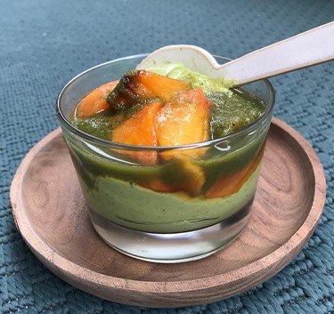 Pêches rôties sur crème d'avocat Magimix.